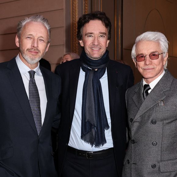 Alasdhair Willis, Antoine Arnault, Baz Luhrmann - La créatrice S.McCartney est faite Chevalier de la Légion d'honneur par le président français E.Macron au palais de l'Elysée à Paris, le 5 mars 2026, lors de la Fashion Week à Paris. Cette distinction salue son parcours ainsi que son engagement dans l'univers de la création et de la mode.

BFA.com / Backgrid USA / Bestimage