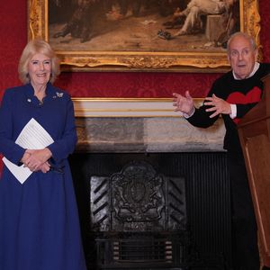 Camilla Parker Bowles, reine consort d'Angleterre, donne une réception au palais St James à Londres en l'honneur des lauréats du concours de dissertation du Commonwealth de la reine, le 20 novembre 2025. Photo par  PA Photos / Bestimage