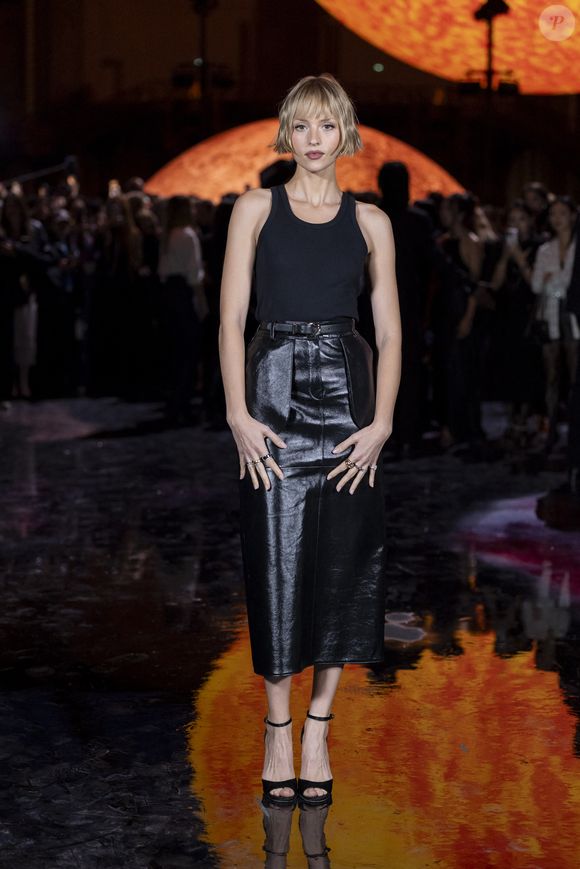 "J’ai ce qu’on appelle une hyperacousie donc il y a certains sons que j’entends très fort", explique-t-elle.  

Angele - Photo Call du Défilé de mode Chanel Collection Printemps-Été 2026 dans le cadre de la Fashion Week de Paris, France, le 6 octobre 2025.
 
© Olivier Borde / Bestimage