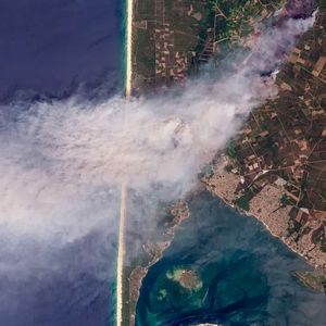 Incendie en Gironde: photos satellites du l'immense nuage de fumée au-dessus du Porge et de Lège-Cap Ferret, France, le 24 juillet 2026. © PLANET LABS PBC/Bestimage