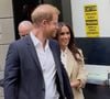 Comme à son habitude, l'ex-actrice américaine a fait sensation avec son style vestimentaire ! Et son époux le prince Harry - fraichement revenu d'Europe - étant à ses côtés n'a pas voulu lui voler la vedette... La star, hier, c'était ELLE !
Le prince Harry, duc de Sussex et Meghan Markle, duchesse de Sussex, quittent leur hôtel par une porte dérobée à New York, le 23 avril 2025. (Backgrid USA / Bestimage).