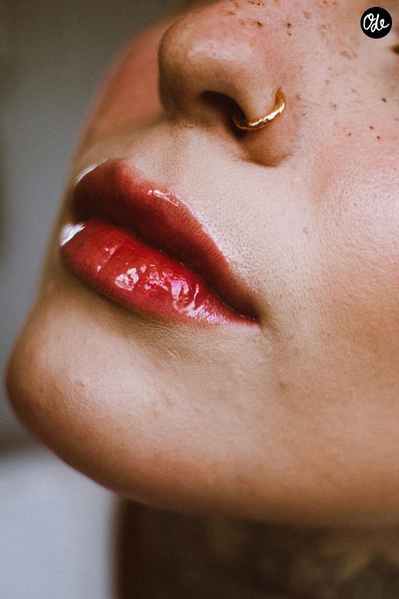 Enfin, la gamme Sephora Collection ferme la marche avec son GLOSS BALM à 9,99 euros, idéal pour, à la fois, sublimer son look et hydrater ses lèvres. Le tout, sans se ruiner.