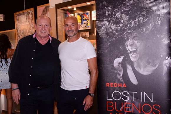 Son frère Stéphane a rappelé la personnalité positive et humaine de Rolland Courbis, soulignant qu’il préférait valoriser les autres plutôt que critiquer. 

Exclusif - Rolland Courbis, Stéphane lors de la première du spectacle Lost in Buenos Aires à l'Européen à Paris le 28 juin 2021.

© Rachid Bellak / Bestimage