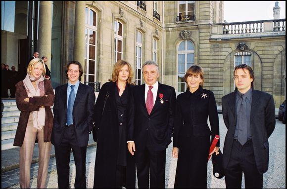Archives - Légion d'honneur à l'Élysée pour Michel Sardou, en 2001, avec sa femme Anne-Marie Perier, ses enfants Cynthia, Romain et Davy
