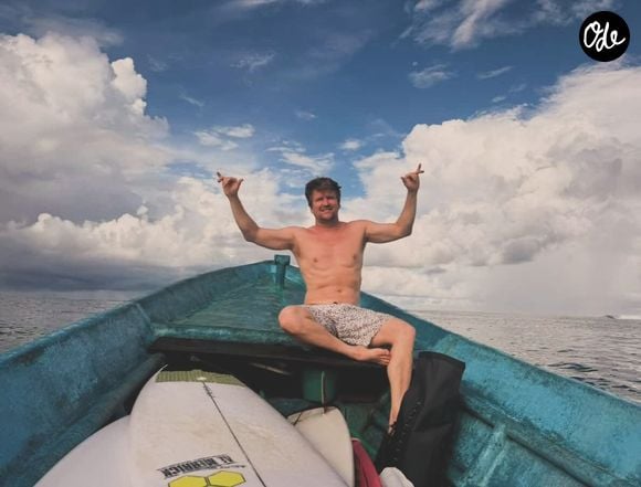 Ancien surfeur professionnel, il a consacré son dernier album, "Septième Continent", à la protection des océans et des forêts, entouré de plusieurs artistes comme Ben Mazué, Zaho ou Hugues Aufray.

Extrait du compte Instagram de Tom Frager. © Instagram / Tom Frager