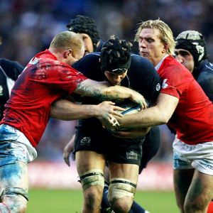Les Gallois Alix Popham (r) et Martyn Williams (l) s'attaquent à l'Ecossais Simon Taylor (c) pendant le RBS 6 Nations Championship 2007, Ecosse contre Pays de Galles au Murrayfield Stadium à Edinburgh, Royaume-Uni le 10 février 2007. L'Ecosse s'est imposée 21-9. Photo by Mike Egerton/PA-EMPICS/Cameleon/ABACAPRESS.COM