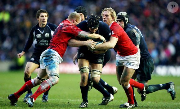 Les Gallois Alix Popham (r) et Martyn Williams (l) s'attaquent à l'Ecossais Simon Taylor (c) pendant le RBS 6 Nations Championship 2007, Ecosse contre Pays de Galles au Murrayfield Stadium à Edinburgh, Royaume-Uni le 10 février 2007. L'Ecosse s'est imposée 21-9. Photo by Mike Egerton/PA-EMPICS/Cameleon/ABACAPRESS.COM