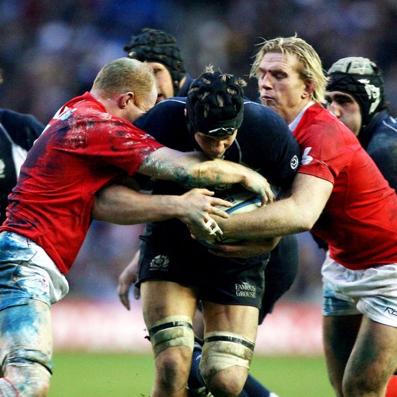 Les Gallois Alix Popham (r) et Martyn Williams (l) s'attaquent à l'Ecossais Simon Taylor (c) pendant le RBS 6 Nations Championship 2007, Ecosse contre Pays de Galles au Murrayfield Stadium à Edinburgh, Royaume-Uni le 10 février 2007. L'Ecosse s'est imposée 21-9. Photo by Mike Egerton/PA-EMPICS/Cameleon/ABACAPRESS.COM