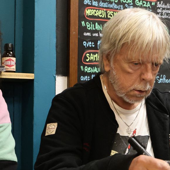 Exclusif - Le chanteur Renaud (Séchan) en dédicace à l'occasion de la sortie de "Renaud le livre" signé Erwan L'Eléouet et préfacé par sa fille Lolita Séchan, à la Libraire bordelaise Les 400 Coups de P.Poutou à Bordeaux, France, le 28 mars 2026. © Fabien Cottereau/Bestimage