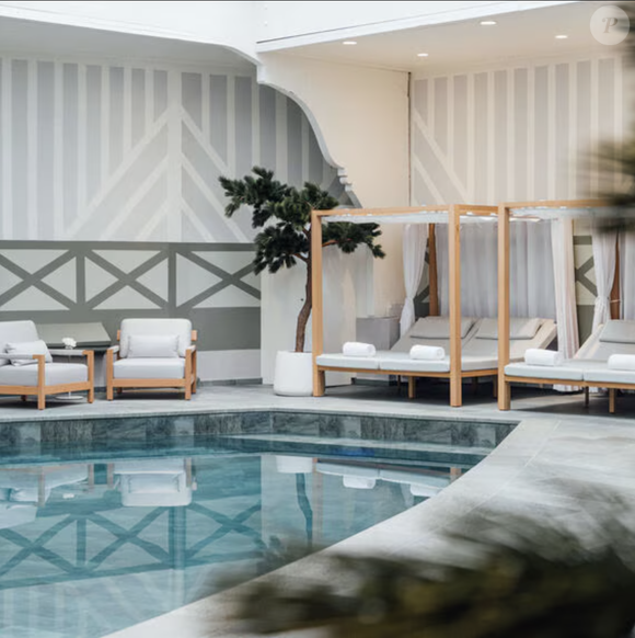 L'établissement intègre des installations haut de gamme comprenant six salons de soin, des espaces VIP, une piscine intérieure, ainsi qu'un parcours complet de saunas et hammam.