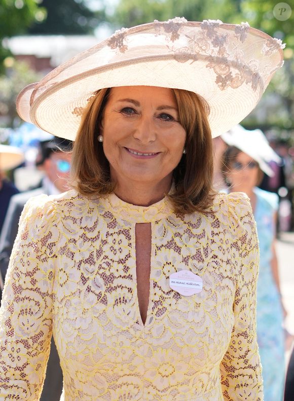 En revanche, sa mère, Carole Middleton, a fait une entrée remarquée, vêtue d’une élégante robe jaune en dentelle, illuminant l’hippodrome. 

Carole Middleton et sa belle-fille A.Middleton (Thevenet) assistent aux courses hippiques Royal Ascot, le 18 juin 2025. Crédit photo : Julien Burton / Bestimage