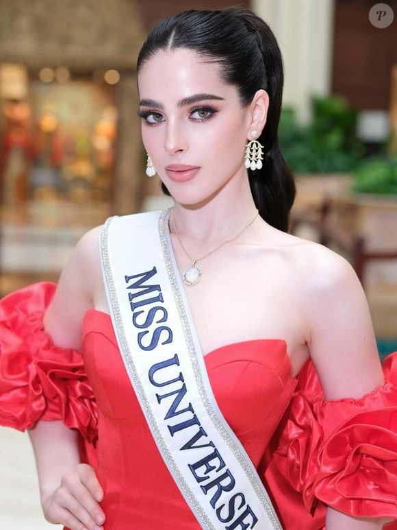 L’homme lui a lancé : "Si vous suivez les ordres de votre directeur national, vous êtes débile."


Fatima Bosch (Miss Mexique à Miss Univers 2025) sur Instagram le 31 octobre 2025.