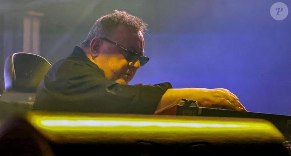 Il était considéré comme un pionnier de la musique électronique.
Le claviériste de Soft Cell, Dave Ball, décédé le 22 octobre 2025, s'est produit en live avec Marc Almond lors du Rewind Festival South 2025 à Henley-on-Thames. Tourné le 16 août 2025. © Backgrid UK/ Bestimage
