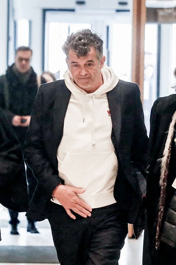 Stéphane Plaza arrive pour le verdict de son procès pour violences sur deux anciennes compagnes, à Paris, France, le 18 février 2025. L'agent immobilier de 54 ans est jugé pour "violences physiques et/ou psychologiques habituelles par concubin" entre 2018 et 2022 sur une ancienne compagne, Amandine, ainsi que pour "violences psychologiques habituelles par concubin" sur Paola, entre 2021 et 2022. Stéphane Plaza reconnu coupable de "violences habituelles par concubin" et condamné à 12 mois de prison avec sursis. © Chrstophe Clovis/Bestimage
