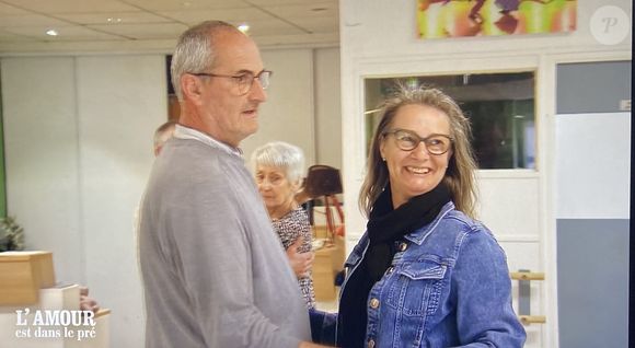 Sa prétendante avant qu'il ne choisisse Isabelle

Gilles à la ferme avec ses prétendantes Isabelle et Pascaline dans "L'amour est dans le pré"