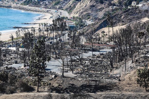Après les incendies dévastateurs du 7 janvier 2025, les habitants d'Altadena (Calfiornie) tentent de prendre un nouveau départ, à l'instar du couple belge Nicolas Husson et Catherine De Pauw, résidant aux Etats-Unis depuis 24 ans dont 18 ans passés à Los Angeles. Le 12 janvier 2025. 
© Pieter-Jan Vanstockstraeten / Bestimage