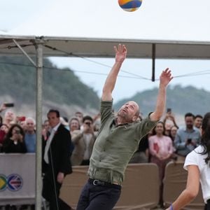 Agé de 43 ans, le prince de Galles a montré un corps très athlétique.

Le Prince de Galles participe à un match de volley-ball avec des joueurs de l'Institut Levante, une école locale de beach-volley, sur la plage de Copacabana à Rio de Janeiro, au premier jour de sa visite au Brésil pour la remise annuelle du prix Earthshot, le lundi 3 novembre 2025. Photo by Aaron Chown/PA Wire/ABACAPRESS.COM