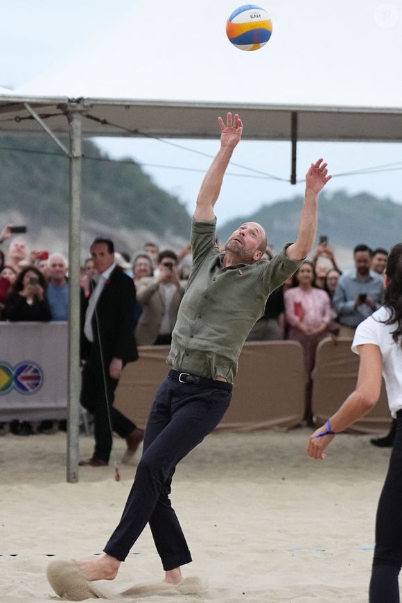 Agé de 43 ans, le prince de Galles a montré un corps très athlétique.

Le Prince de Galles participe à un match de volley-ball avec des joueurs de l'Institut Levante, une école locale de beach-volley, sur la plage de Copacabana à Rio de Janeiro, au premier jour de sa visite au Brésil pour la remise annuelle du prix Earthshot, le lundi 3 novembre 2025. Photo by Aaron Chown/PA Wire/ABACAPRESS.COM