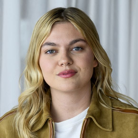En souvenir de son père parti trop tôt, Louane s'est installée dans un quartier très touristique de Paris où vivent de nombreuses stars