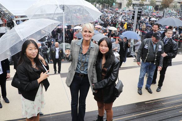 Des souvenirs que Serge Varasno peut partager avec les filles de Laeticia Hallyday

Exclusif - Laeticia Hallyday et ses filles Jade et Joy -- Inauguration de l'esplanade "Johnny Hallyday" et de la statue "Quelque chose de ..." de l'artiste Bertrand Lavier sur le parvis de la salle de concert AccorHotels Arena Paris Bercy à Paris. Le 14 septembre 2021
© Borde-Jacovides-Moreau / Bestimage