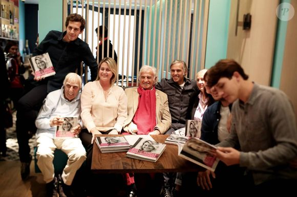 Victor Belmondo, Charles Gérard, Luana Belmondo, Jean-Paul Belmondo, Paul Belmondo, Florence Belmondo, Annabelle Belmondo, Alessandro Belmondo, Giacomo Belmondo - A l'occasion du lancement de son nouveau livre "Mes recettes bonne humeur" (Editions du Cherche Midi), Luana Belmondo a réuni ses proches et amis épicuriens autour d'un Aperitivo concocté par le Chef Denny Imbroisi (Restaurant IDA) à Paris, le 13 Octobre 2016. © Dominique Jacovides/Bestimage