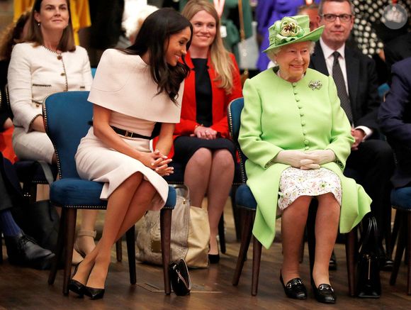 Il ne fallait pas faire de l'ombre à la souveraine, au centre de tout

Photo d'archives du 14 juin 2018 de la Reine Elizabeth II et de la Duchesse de Sussex, visitant la Storyhouse à Chester. Phil Noble/PA Wire