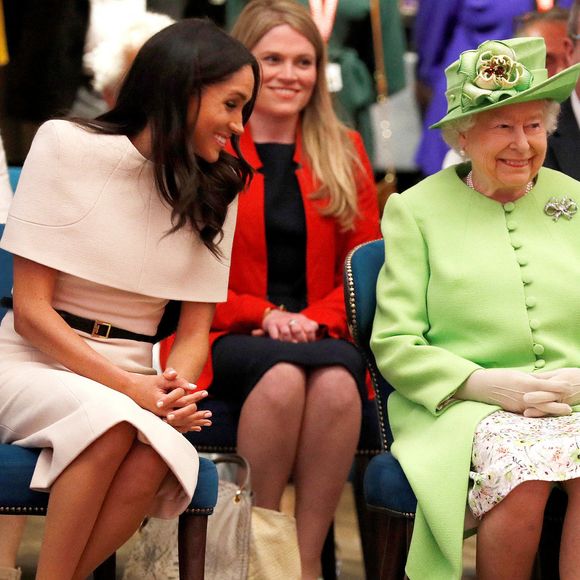 Il ne fallait pas faire de l'ombre à la souveraine, au centre de tout

Photo d'archives du 14 juin 2018 de la Reine Elizabeth II et de la Duchesse de Sussex, visitant la Storyhouse à Chester. Phil Noble/PA Wire
