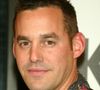 L'examen anatomique a mis en évidence un blocage à 90 % de son artère coronaire droite, associé à une pneumonie aiguë.

Retro - Décès de l'acteur US, Nicholas Brendon (Buffy contre les vampires...), à l'âge de 54 ans Sur la photo : Nicholas Brendon fait la promotion de l'émission Kitchen Confidential à la Brasserie Les Halles le 10 septembre 2005 à New York.
Backgrid USA / Bestimage