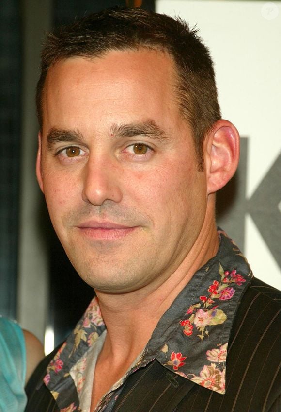 L'examen anatomique a mis en évidence un blocage à 90 % de son artère coronaire droite, associé à une pneumonie aiguë.

Retro - Décès de l'acteur US, Nicholas Brendon (Buffy contre les vampires...), à l'âge de 54 ans Sur la photo : Nicholas Brendon fait la promotion de l'émission Kitchen Confidential à la Brasserie Les Halles le 10 septembre 2005 à New York.
Backgrid USA / Bestimage