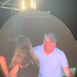 L’épouse du dirigeant, supposément absente lors de la scène, a supprimé ses comptes en ligne après avoir retiré toute mention de son mari. 

Capture d'écran TikTok de la scène au concert de Coldplay.