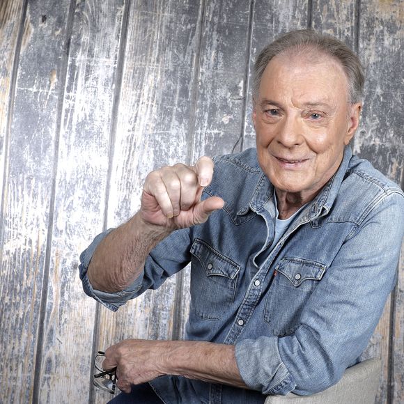 On y voit le chanteur concentré et souriant, entouré de ses musiciens.

Portrait de Herbert Léonard lors de l'enregistrement de l'émission "Chez Jordan de Luxe" à Paris. Le 8 octobre 2024. © Cédric Perrin / Bestimage