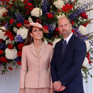 Le roi Charles III d'Angleterre, Camilla Parker Bowles, reine consort d'Angleterre, le prince William, prince de Galles, et Catherine (Kate) Middleton, princesse de Galles, accueillent le couple présidentiel français le président Emmanuel Macron et sa femme la Première Dame Brigitte Macron sur Datchet road à Windsor, Royaume Uni, le 8 juillet 2025. À l'invitation de Leurs Majestés le roi et la reined'Angleterre, le président français et sa femme effectueront une visite d'État au Royaume-Uni du 8 au 10 juillet 2025. Le président et la Première Dame se rendent au Royaume-Uni pour la première fois en visite d'État française depuis 17 ans. Ils séjourneront au château de Windsor, accueillis par le roi et la reine d'Angleterre, et un banquet y sera organisé en leur honneur. Les Macron visiteront l'Imperial College, et le président s'adressera au Parlement pendant son séjour. © Dominique Jacovides/Bestimage