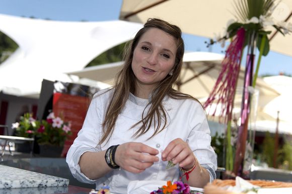 Noemie Honiat, de l'émission 'Top Chef' sur M6, fait une démonstration de cuisine lors du 15ème Open de Tennis GDF SUEZ à Cagnes sur Mer, France, le 10 mai 2012. Photo by Patrice Masante/ABACAPRESS.COM