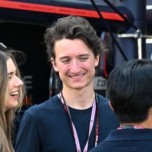 Il y a quatre ans, âgé de tout juste 23 ans à l'époque, le plus jeune héritier Arnault a fait son entrée en toute discrétion dans la galaxie LVMH. 

Jean Arnault et sa compagne Zita d'Hauteville - Les célébrités dans les stands la veille du Grand Prix de Formule 1 (F1) de Monaco le 24 mai 2025. © Lionel Urman / Bestimage