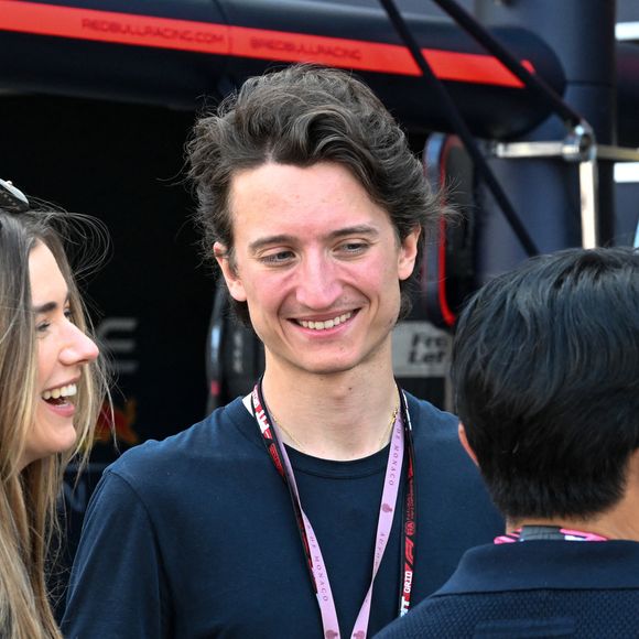 Il y a quatre ans, âgé de tout juste 23 ans à l'époque, le plus jeune héritier Arnault a fait son entrée en toute discrétion dans la galaxie LVMH. 

Jean Arnault et sa compagne Zita d'Hauteville - Les célébrités dans les stands la veille du Grand Prix de Formule 1 (F1) de Monaco le 24 mai 2025. © Lionel Urman / Bestimage