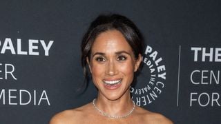 Meghan Markle sans son prince Harry : sculpturale mais au bras d’un autre célèbre homme