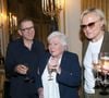 “Mes très chers amis, en prenant soin de ma mémoire, vous m’offrez une grande paix…”, ajoute Line Renaud
Line Renaud demande à trinquer pour remercier et célébrer l'événement, avec Brigitte Macron, Dany Boon et Muriel Robin - Line Renaud fait don de ses archives aux Archives Nationales au Ministère de la Culture, Paris le 12 Mai 2025. L’ex-meneuse de revue qui fêtera ses 97 ans le 2 juillet prochain a remis à la ministre de la Culture R. Dati, la lettre par laquelle elle fait don de ses archives (correspondances, papiers et documents personnels et professionnels) à l’État. Un moment fort en émotions qu’elle a partagé avec ses «enfants de cœur». © Bertrand Rindoff / Bestimage