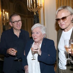 “Mes très chers amis, en prenant soin de ma mémoire, vous m’offrez une grande paix…”, ajoute Line Renaud

Line Renaud demande à trinquer pour remercier et célébrer l'événement, avec Brigitte Macron, Dany Boon et Muriel Robin - Line Renaud fait don de ses archives aux Archives Nationales au Ministère de la Culture, Paris le 12 Mai 2025. L’ex-meneuse de revue qui fêtera ses 97 ans le 2 juillet prochain a remis à la ministre de la Culture R. Dati, la lettre par laquelle elle fait don de ses archives (correspondances, papiers et documents personnels et professionnels) à l’État. Un moment fort en émotions qu’elle a partagé avec ses «enfants de cœur». © Bertrand Rindoff / Bestimage