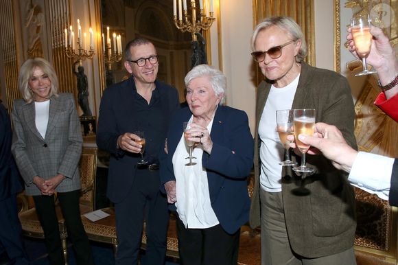 “Mes très chers amis, en prenant soin de ma mémoire, vous m’offrez une grande paix…”, ajoute Line Renaud

Line Renaud demande à trinquer pour remercier et célébrer l'événement, avec Brigitte Macron, Dany Boon et Muriel Robin - Line Renaud fait don de ses archives aux Archives Nationales au Ministère de la Culture, Paris le 12 Mai 2025. L’ex-meneuse de revue qui fêtera ses 97 ans le 2 juillet prochain a remis à la ministre de la Culture R. Dati, la lettre par laquelle elle fait don de ses archives (correspondances, papiers et documents personnels et professionnels) à l’État. Un moment fort en émotions qu’elle a partagé avec ses «enfants de cœur». © Bertrand Rindoff / Bestimage