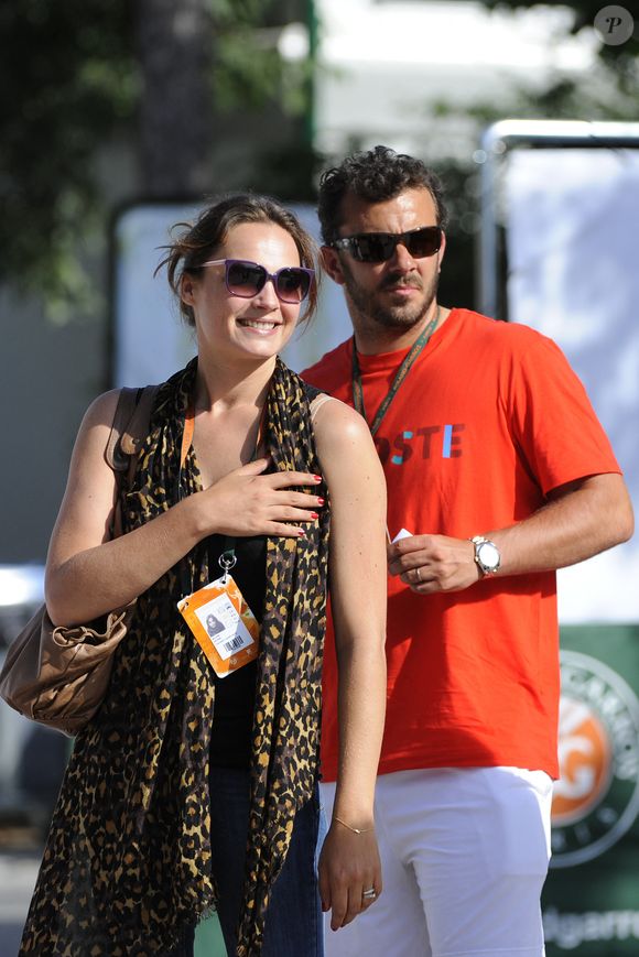 Au printemps dernier, c’est lui qui avait besoin de se dégager du temps pour son projet professionnel [un tournoi de tennis adossé au country club que son mari 

L'actrice française Mélanie Maudran et son mari l'ancien joueur de tennis Thierry Ascione aux Internationaux de France de Tennis à Roland Garros à Paris, France le 17 mai 2011. Photo par Corinne Dubreuil/ABACAPRESS.COM
