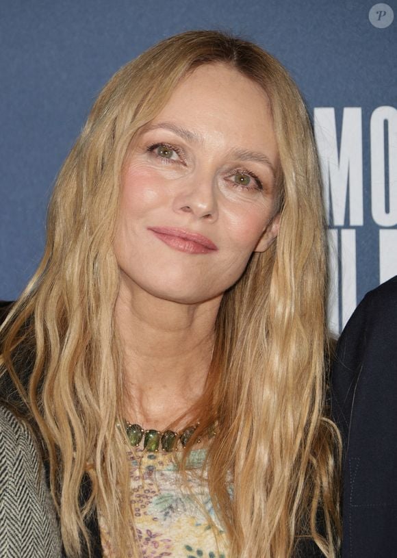 Elle est encore une fois bien entourée

Vanessa Paradis - Avant-première du film "Dis moi juste que tu m'aimes" au Cinéma Pathé Wepler à Paris le 6 février 2025. © Coadic Guirec/Bestimage