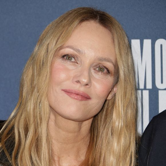 Elle est encore une fois bien entourée

Vanessa Paradis - Avant-première du film "Dis moi juste que tu m'aimes" au Cinéma Pathé Wepler à Paris le 6 février 2025. © Coadic Guirec/Bestimage