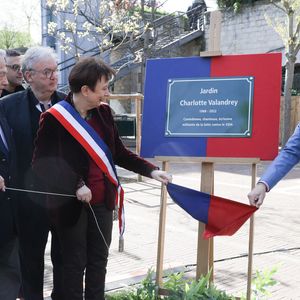 Exclusif - Aude (soeur de Charlotte Valandrey) , Jean-Pierre Pascal (Père de Charlotte Valandrey), Dominique Besnehard, Laurence Patrice (Adjointe à la Maire de Paris en charge de la mémoire et du monde combattant), Jean-Luc Romero (Adjoint à la maire de Paris) et Emmanuelle Pierre-Marie (maire du 12ème arrondissement de Paris) lors de la cérémonie de dénomination d’un jardin en hommage à Charlotte Valandrey, au 17 rue Hector Malot dans le XIlème arrondissement de Paris, France, le 4 avril 2025. © Coadic Guirec/Bestimage
