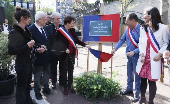 Exclusif - Aude (soeur de Charlotte Valandrey) , Jean-Pierre Pascal (Père de Charlotte Valandrey), Dominique Besnehard, Laurence Patrice (Adjointe à la Maire de Paris en charge de la mémoire et du monde combattant), Jean-Luc Romero (Adjoint à la maire de Paris) et Emmanuelle Pierre-Marie (maire du 12ème arrondissement de Paris) lors de la cérémonie de dénomination d’un jardin en hommage à Charlotte Valandrey, au 17 rue Hector Malot dans le XIlème arrondissement de Paris, France, le 4 avril 2025. © Coadic Guirec/Bestimage