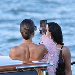 Kim et Khloé Kardashian lors du mariage de Jeff Bezos et Lauren Sanchez à Venise le 27 juin 2025. Backgrid USA / Bestimage
