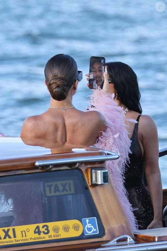 Kim et Khloé Kardashian lors du mariage de Jeff Bezos et Lauren Sanchez à Venise le 27 juin 2025. Backgrid USA / Bestimage