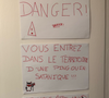 Un panneau humoristique met en garde contre une « pingouin satanique ».

Le drôle de mot que laisse Peter, le fils de Faustine Bollaert et Maxime Chattam sur la porte de sa chambre.