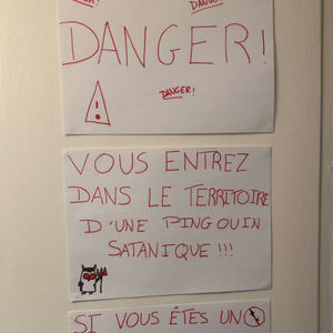 Un panneau humoristique met en garde contre une « pingouin satanique ».

Le drôle de mot que laisse Peter, le fils de Faustine Bollaert et Maxime Chattam sur la porte de sa chambre.