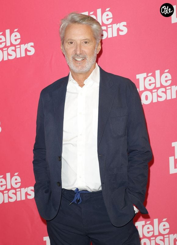 Antoine de Caunes - Photocall de la soirée "Télé Loisirs Awards 2025" au Jardin d'Acclimatation à Paris le 23 septembre 2025. © Coadic Guirec/Bestimage