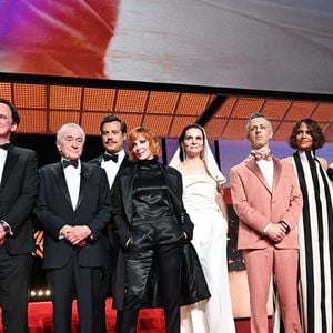 (G-R) Leonardo DiCaprio, Quentin Tarantino, Robert De Niro, Laurent Lafitte, Mylene Farmer, Juliette Binoche, Jeremy Strong, Halle Berry, Alba Rohrwacher, Leila Slimani, Hong Sang-soo et Payal Kapadia sont vus sur scène lors de la cérémonie d'ouverture du 78ème Festival de Cannes au Palais des Festivals le 13 mai 2025 à Cannes, France. Photo par David Niviere/ABACAPRESS.COM